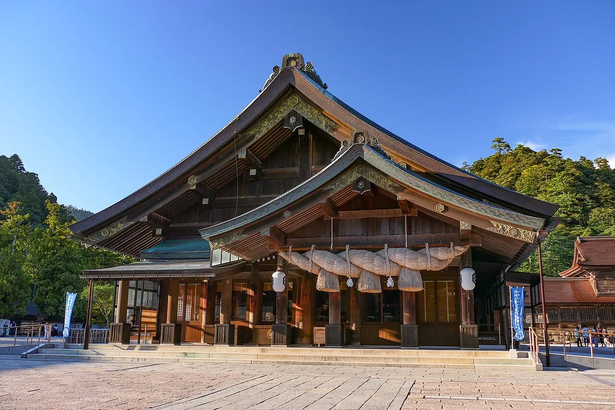 The Haiden (worship hall) at Izumo Taisha with its thick shimenawa straw rope