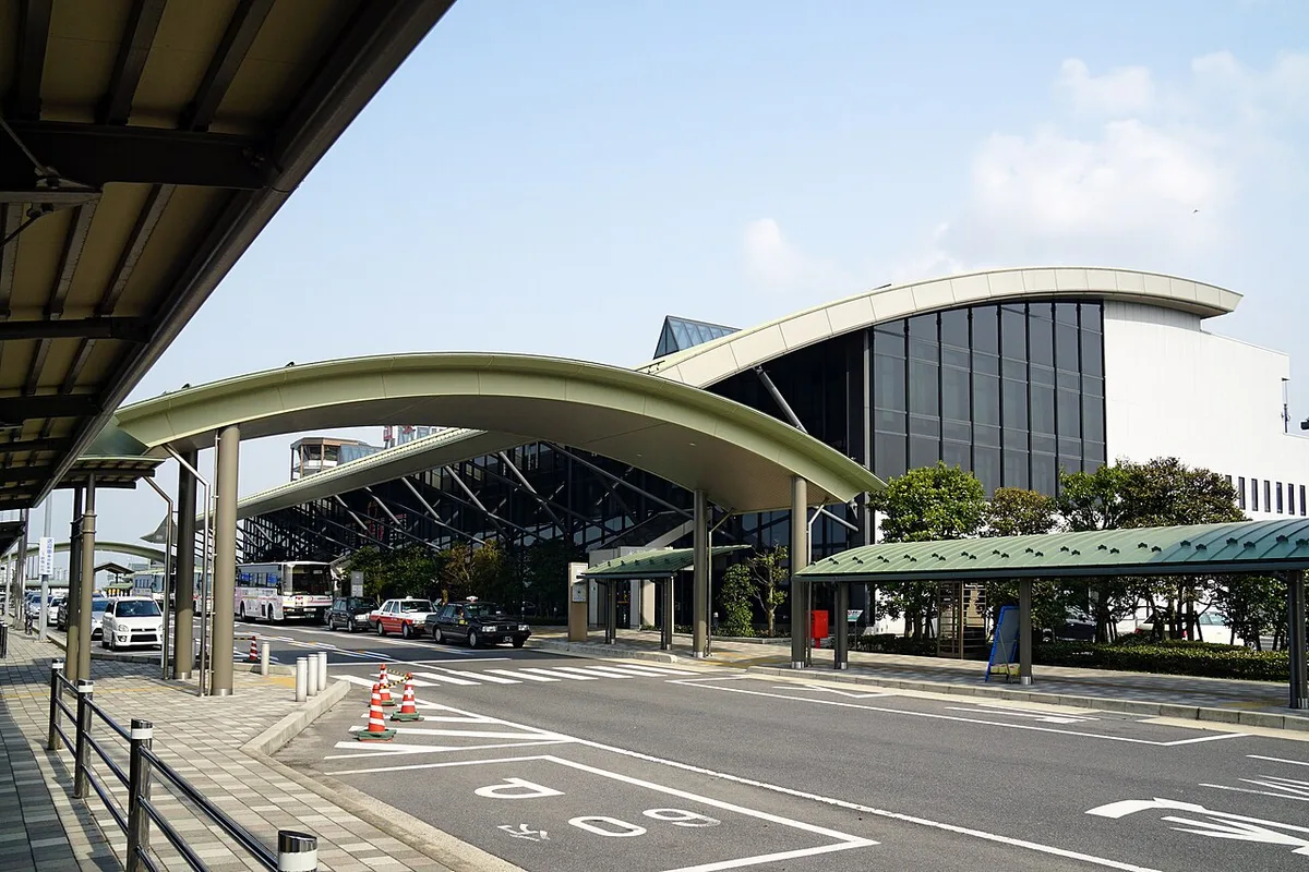 Izumo Airport terminal with curved canopies over the bus and taxi stops in front